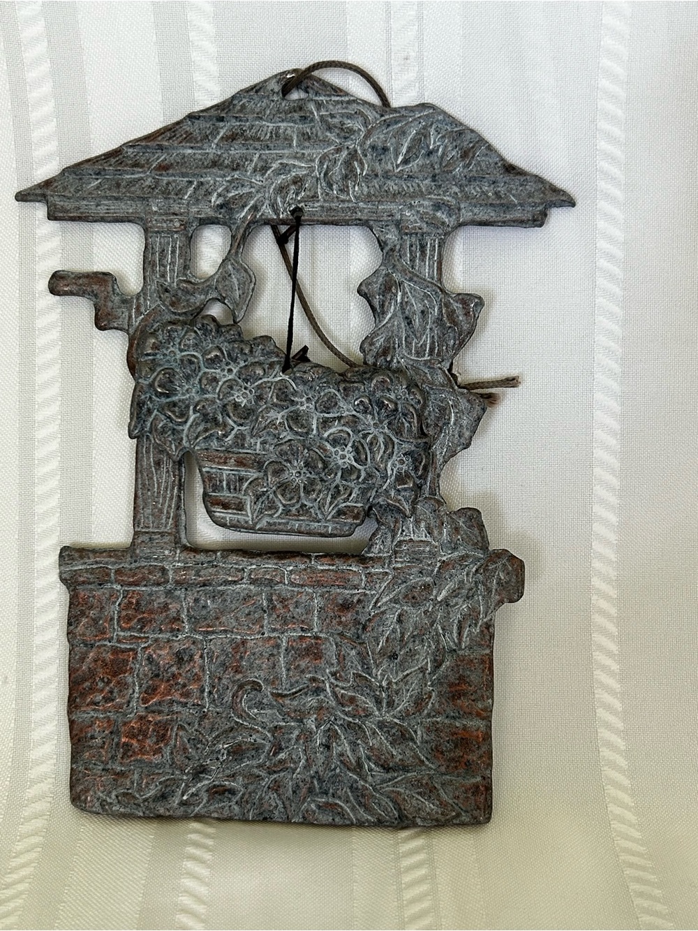 Vintage Pewter-Like Wishing Well Wall Hanging Plaque Home Decor Basket Flowers